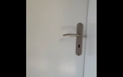 Za zamkniętymi drzwiami