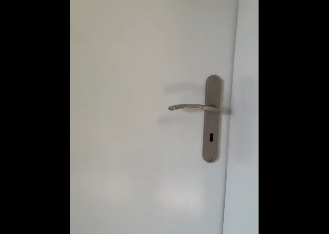 Za zamkniętymi drzwiami